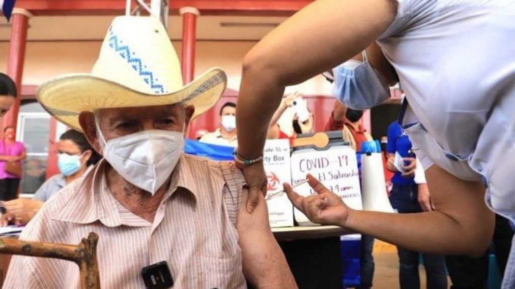 Comienzan a vacunar contra el COVID-19 adultos mayores en San José de  Colinas, Honduras