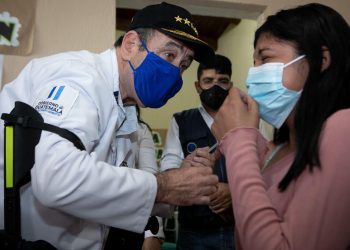 La receta de Giammattei para tapar un año de fracasos con la compra de Sputnik V