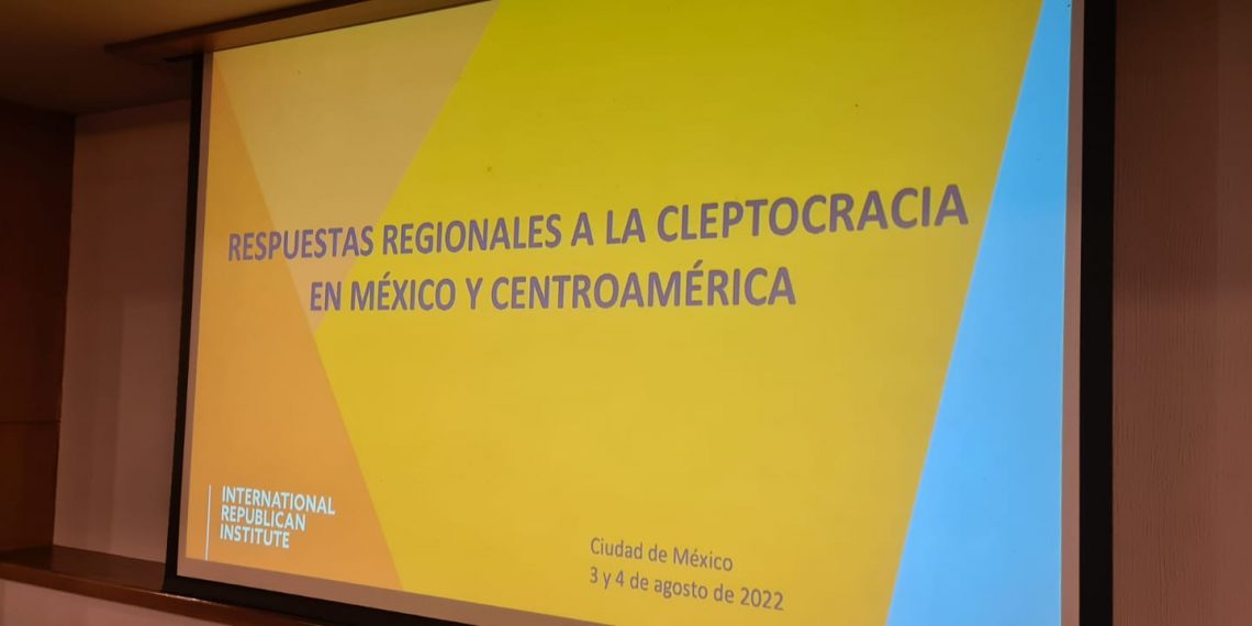 Herramientas de Revistazo para investigar la corrupción son presentadas en México