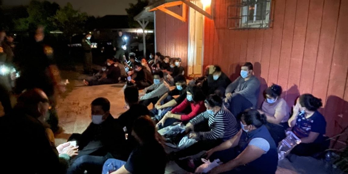 Migrantes detenidos en la frontera sur