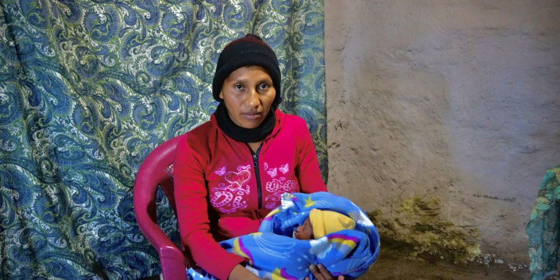 La trabajadora que dio a luz sola en una finca de café